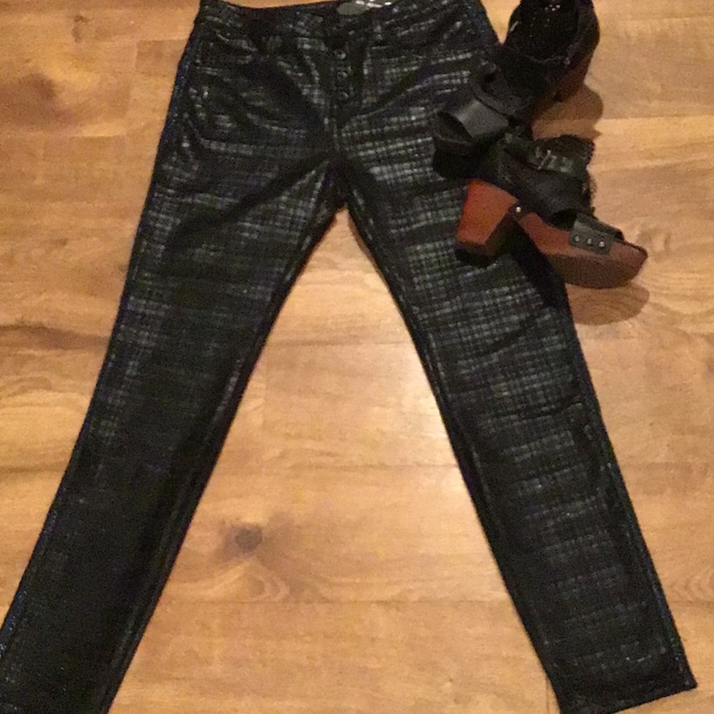 MID-RISE LIGHTWEIGHT BLACK PLAID JEANS - Picture 7 of 16